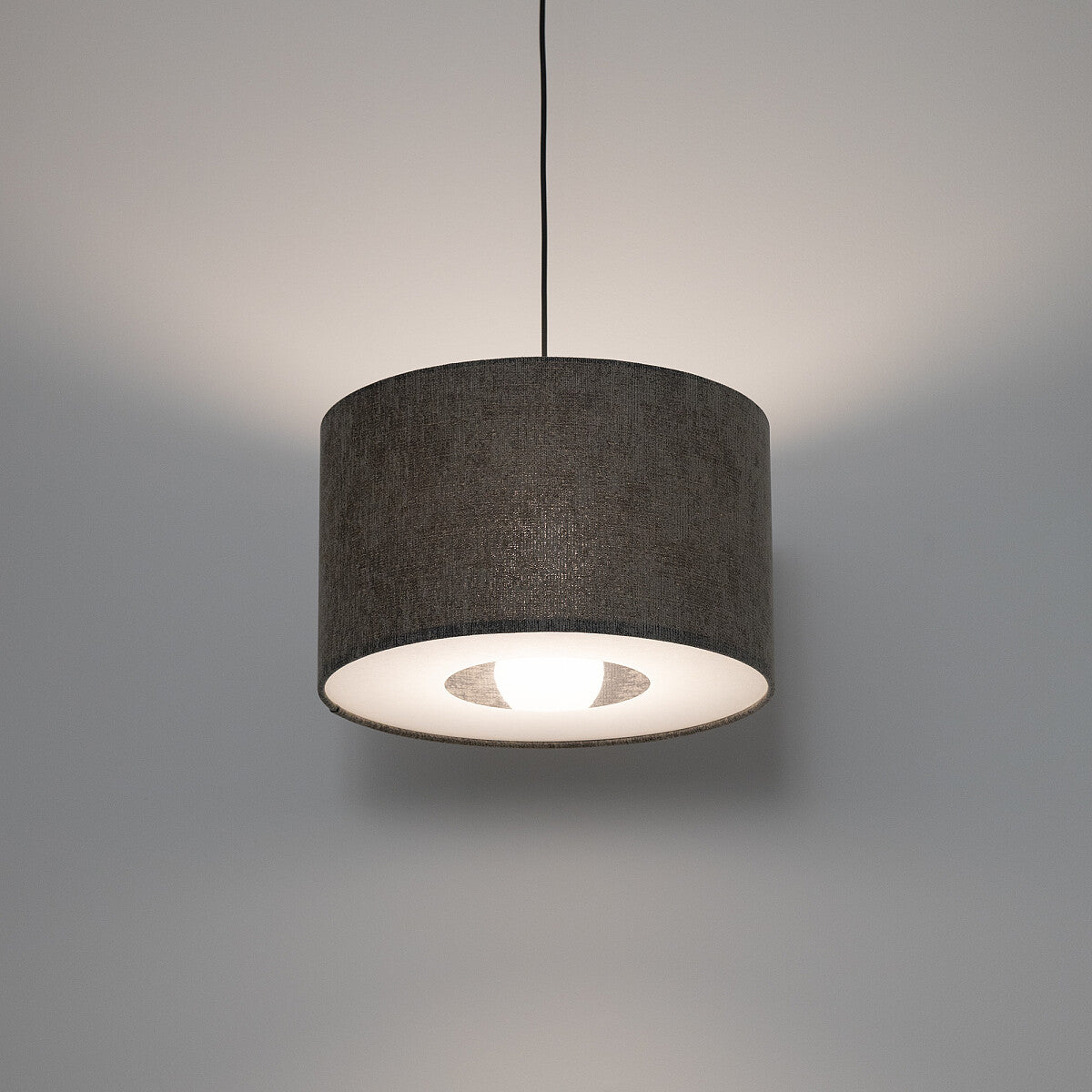 LAGO hanglamp met grijze stoffen kap in sfeervol interieur