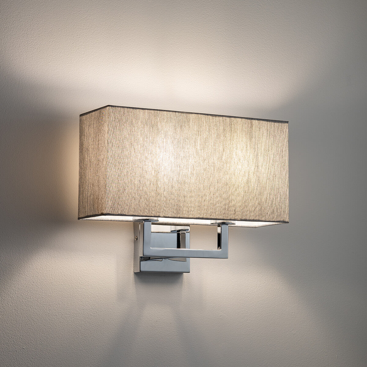 HOTEL MOOD dubbele wandlamp grijze stoffen kap sfeerbeeld