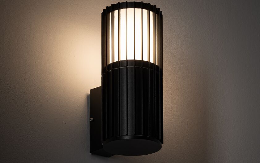 Shirano E27 buitenwandlamp met spotkap IP54 zwart