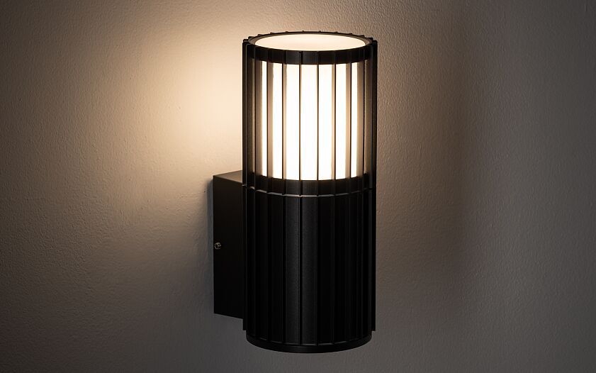 Shirano E27 buitenwandlamp met spotkap IP54 zwart