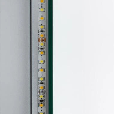 LED spiegel 60x80 cm boven wastafel geinstalleerd