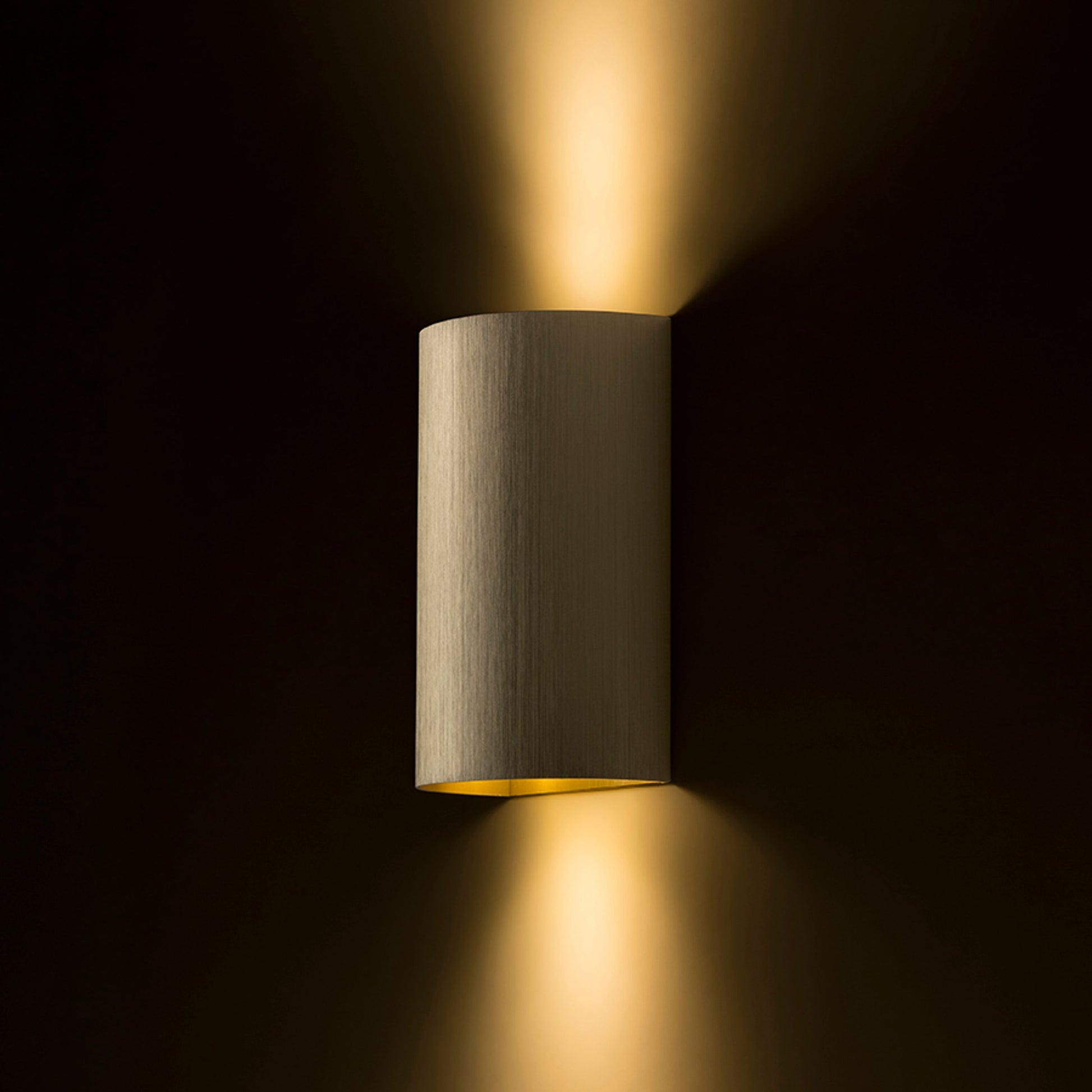 CAPRI R up/down wandlamp geborsteld messing